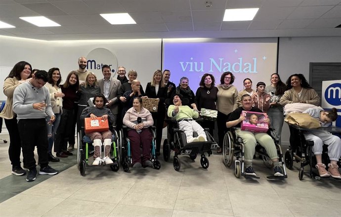 CaixaBank reparte regalos a usuarios de Mater y de la Fundación Asnimo con el programa 'El Árbol de los Sueños'