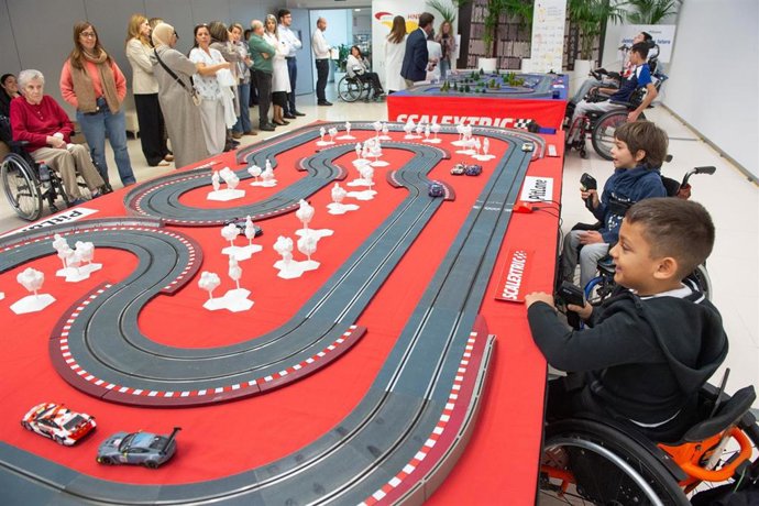 El Hospital Nacional de Parapléjicos instala dos circuitos de Scalextric con mandos adaptados para personas con lesión medular.