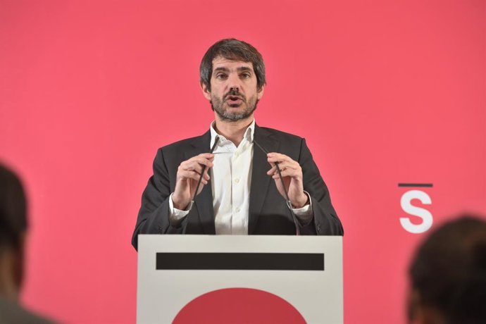 O Ministro da Cultura, Ernest Urtasun, durante uma coletiva de imprensa no Espacio Rastro, em 15 de dezembro de 2025, em Madri (Espanha).