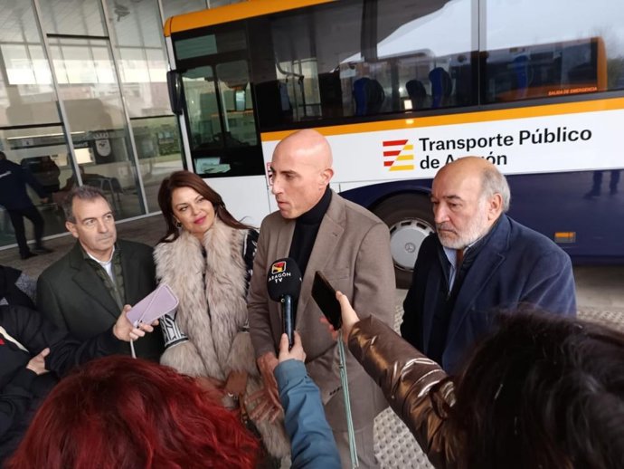 El director general de Transportes, David Sánchez Fraile, atiende a los medios de comunicación en presencia de la directora general de Administración Local, el alcalde de Calatayud y el presidente de la FAMCP.