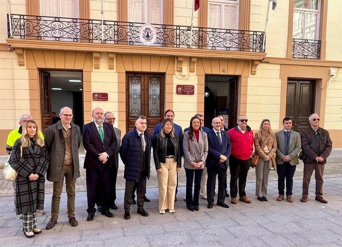 La consejera Carmen Conesa y la alcalde de Cartagena, Noelia Arroyo, con miembros de la Sociedad de Amigos del País de Cartagena y autoridades