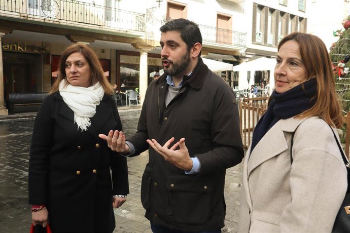 El portavoz de Vox en las Cortes de Aragón, Alejandro Nolasco, junto a las concejalas en el Ayuntamiento de Teruel Elena Fernández y Verónica Luz.