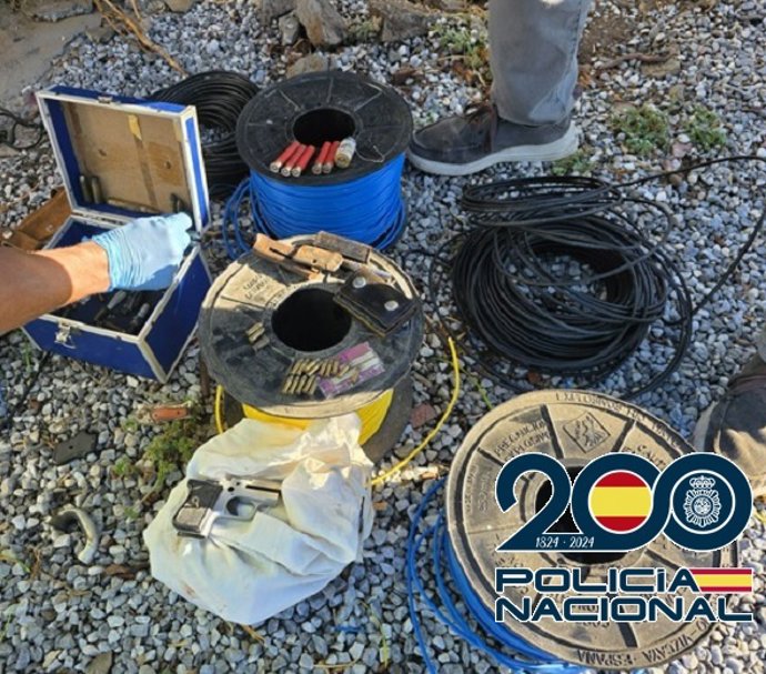 Efectos intervenidos en la desarticulación en Vélez-Málaga de una red que tenía material explosivo, dedicada al narcotráfico y 'petaqueo' para otras bandas.