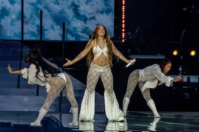 Archivo - La cantante Lola Indigo durante un reciente concierto, en el Estadio Riyadh Air Metropolitano, a 14 de junio de 2025, en Madrid (España). 