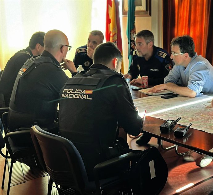 El acalde de Leganés, Miguel Ángel Recuenco, junto a agentes de Policía Nacional