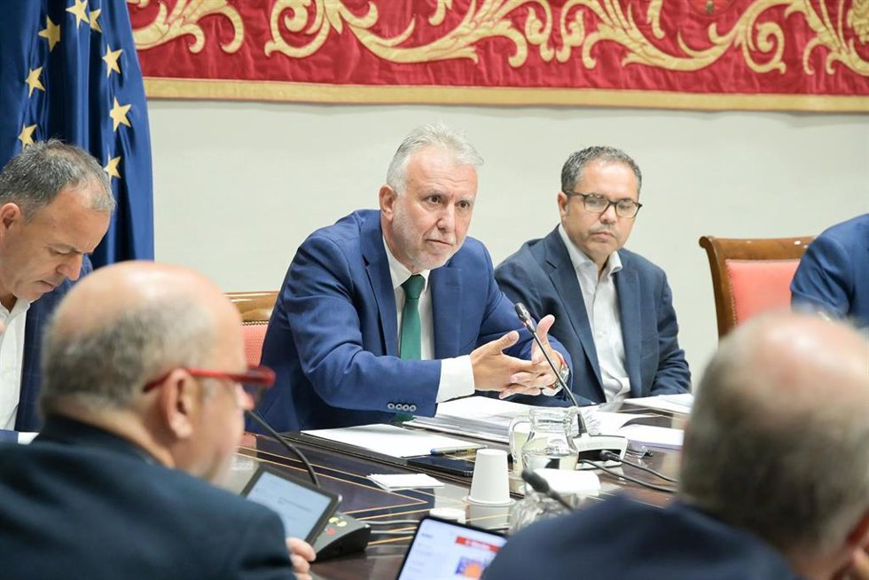 Archivo - El ministro de Política Territorial y Memoria Democrática y expresidente del Gobierno de Canarias, Ángel Víctor Torres, comparece ante la comisión de investigación por el caso mascarillas