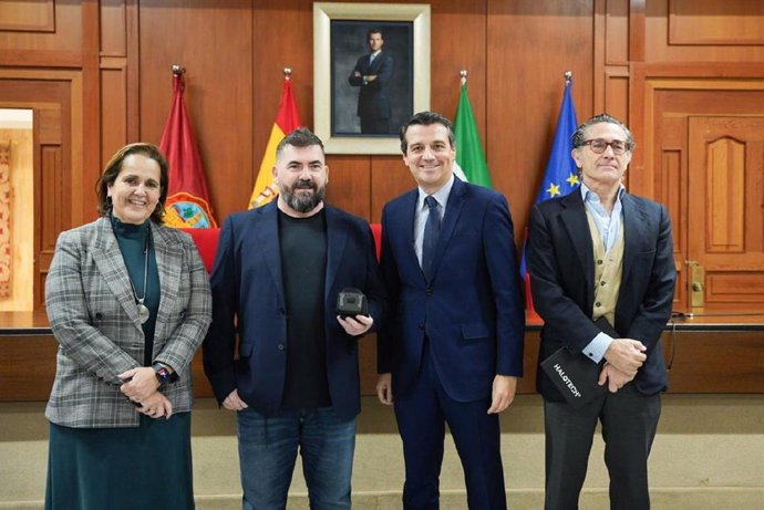 El alcalde de Córdoba, José María Bellido; la presidenta del Instituto Municipal de Desarrollo Económico y Empleo (Imdeec), Blanca Torret, y el CEO de HaloTech Digital Service, Manuel Marín, junto a su socio Álvaro Fuster.