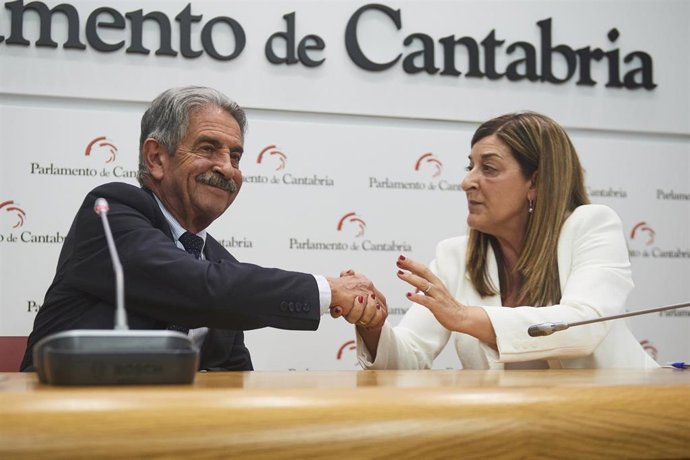 Archivo - La presidenta del Partido Popular de Cantabria, María José Sáenz de Buruaga, firma con el secretario general del PRC, Miguel Ángel Revilla, el acuerdo para su investidura como presidenta de Cantabria, en el Parlamento