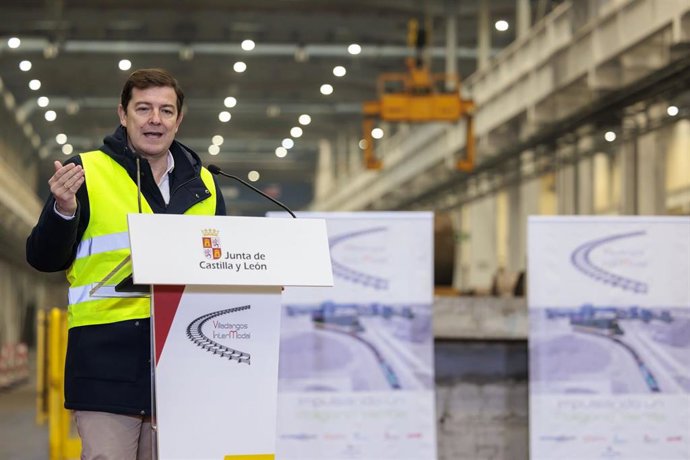 El presidente de la Junta, Alfonso Fernández Mañueco, en una visita a principios de año al nuevo ramal electrificado del Polígono Industrial de Villadangos del Páramo (León).
