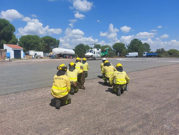 Miembros del Infoca en el helipuerto.