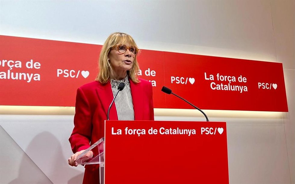 La viceprimera secretaria y portavoz del PSC, Llusa Moret, en una rueda de prensa desde la sede del partido