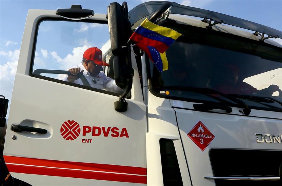 Archivo - Image de archivo de un camión de PDVSA.