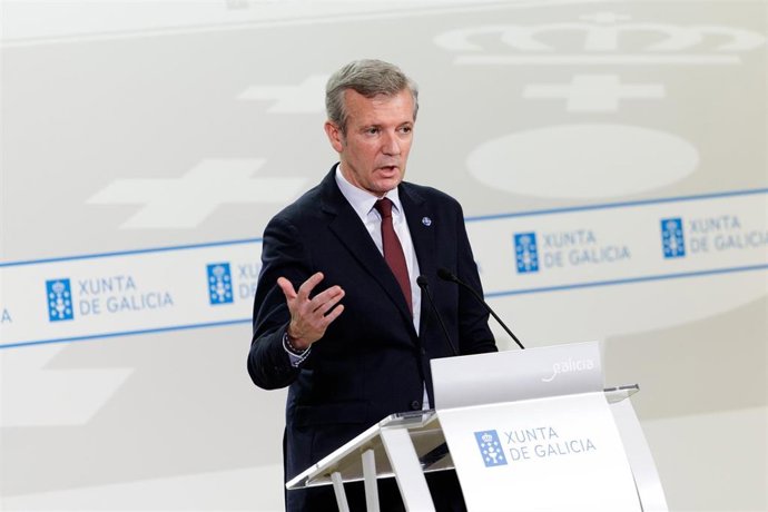 O titular do Executivo galego, Alfonso Rueda, acompañado pola conselleira de Economía, María Jesús Lorenzana, na rolda de prensa posterior á reunión do Consello da Xunta. Sala do Consello, 15/12/25.