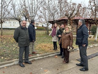 Los consejeros de Educación, Cultura y Deporte, Tomasa Hernández, y de Medio Ambiente y Turismo, Manuel Blasco, visitan el IES Bajo Aragón de Alcañiz.