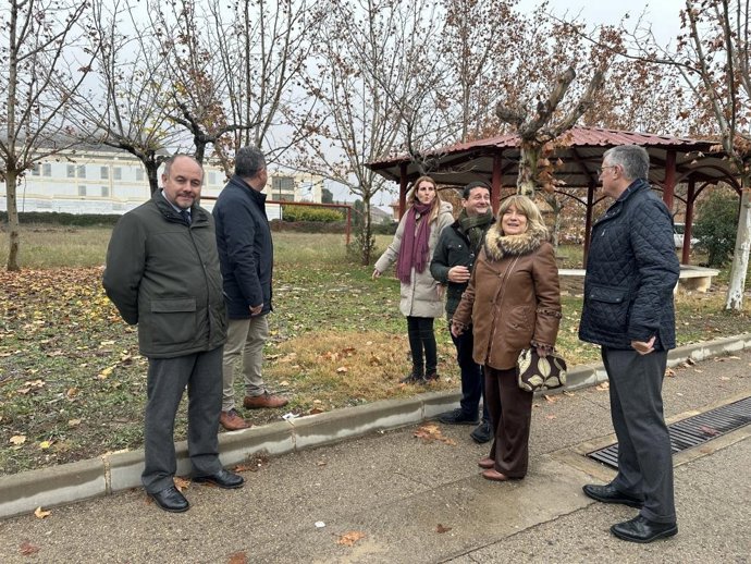 Los consejeros de Educación, Cultura y Deporte, Tomasa Hernández, y de Medio Ambiente y Turismo, Manuel Blasco, visitan el IES Bajo Aragón de Alcañiz.