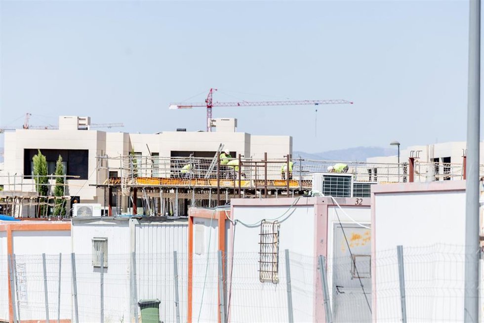 Archivo - Varios obreros trabajan en la construcción de una vivienda nueva, a 29 de julio de 2025
