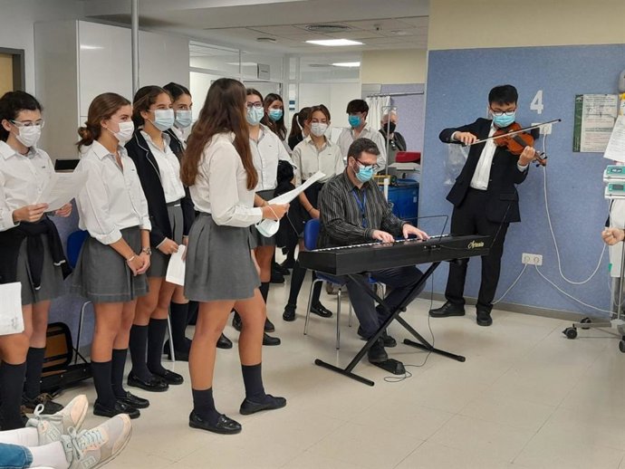 Actividad de musicoterapia en el Hospital de Jerez de la Frontera dentro de las actividades diseñadas por la Navidad
