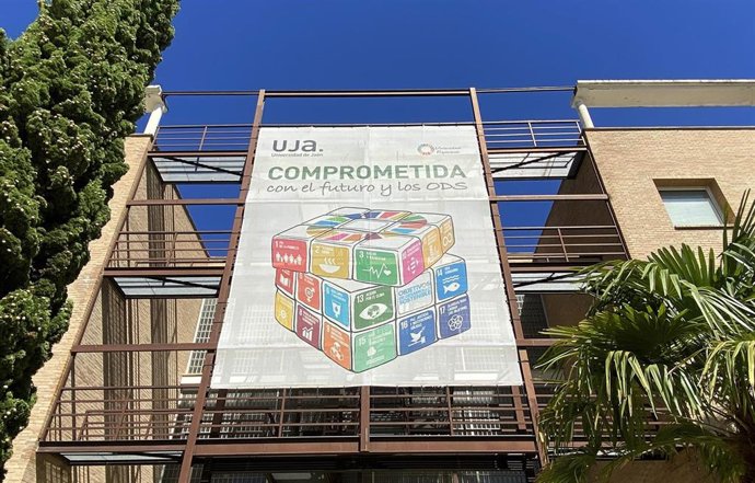 Archivo - Una lona sobre el compromiso de la UJA con los objetivos de desarrollo sostenible.