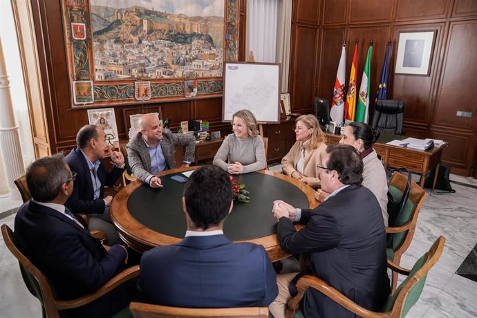 La nueva directiva del Club Unicaja Costa de Almería, encabezada por su presidente Pablo Martínez, durante su primera visita institucional a la Diputación de Almería.