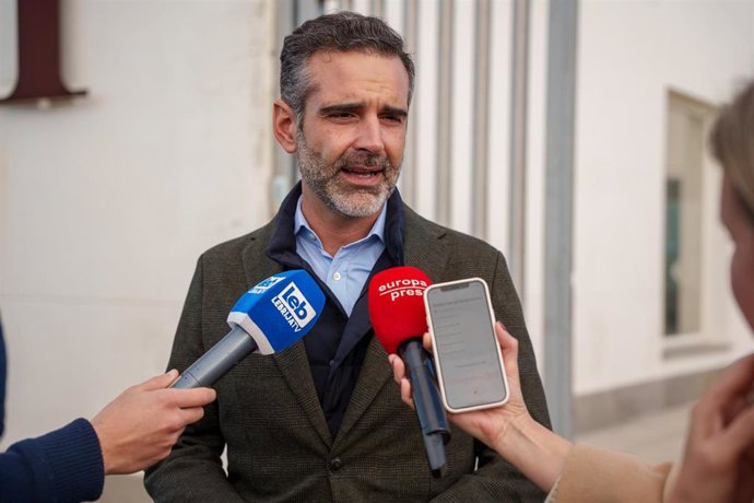 El consejero de Agricultura, Pesca, Agua y Desarrollo Rural, Ramón Fernández-Pacheco atiende a los medios de comunicación.