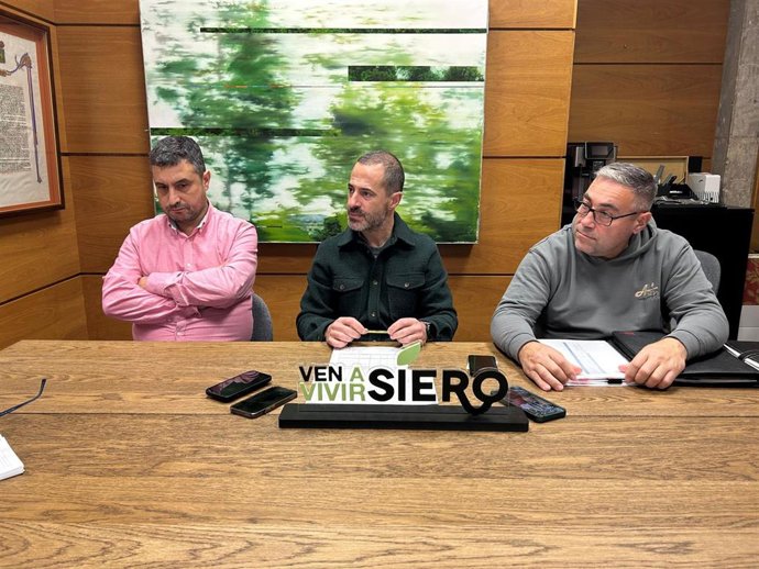 El alcalde de Siero, Ángel García; el concejal de Ordenación y Gestión Urbanística, Vivienda y Empleo, Javier Rodríguez, y el concejal de Abastecimiento de Agua y Saneamiento, Parque Móvil, Asociaciones de Vecinos,  Manuel Pergentino Martínez.