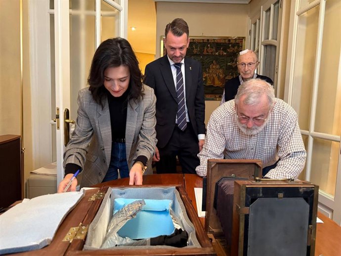 La vicepresidenta Primera de la Diputación y Miguel Ángel de la Cruz Morales firman la cesión del legado fotográfico de Marcelo Giraldo Buhavén de principios del siglo XX