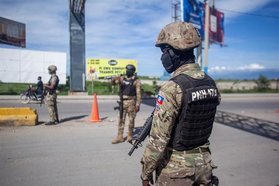 Archivo - Fuerzas policiales en la zona del aeropuerto de Puerto Príncipe tras un tiroteo contra un vuelo comercial. 