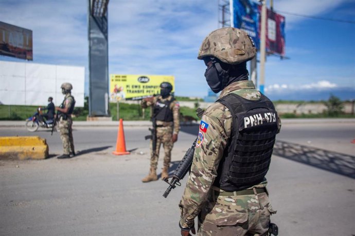 Archivo - Fuerzas policiales en la zona del aeropuerto de Puerto Príncipe tras un tiroteo contra un vuelo comercial. 