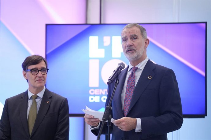 El Rey Felipe VI (d), y el presidente de la Generalitat, Salvador Illa (i), durante una visita al centro La Florida 6.0., a 15 de diciembre de 2025, en L'Hospitalet de Llobregat, Barcelona, Catalunya (España). El Rey visita la localidad barcelonesa de l’H
