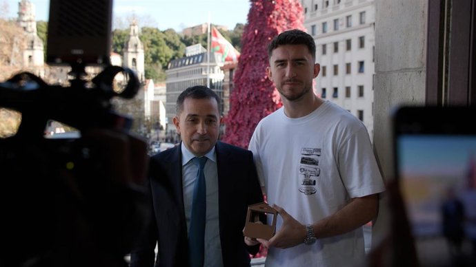 Xabier Sagredo, presidente de la Fundación Bancaria BBK, y Aymeric Laporte.