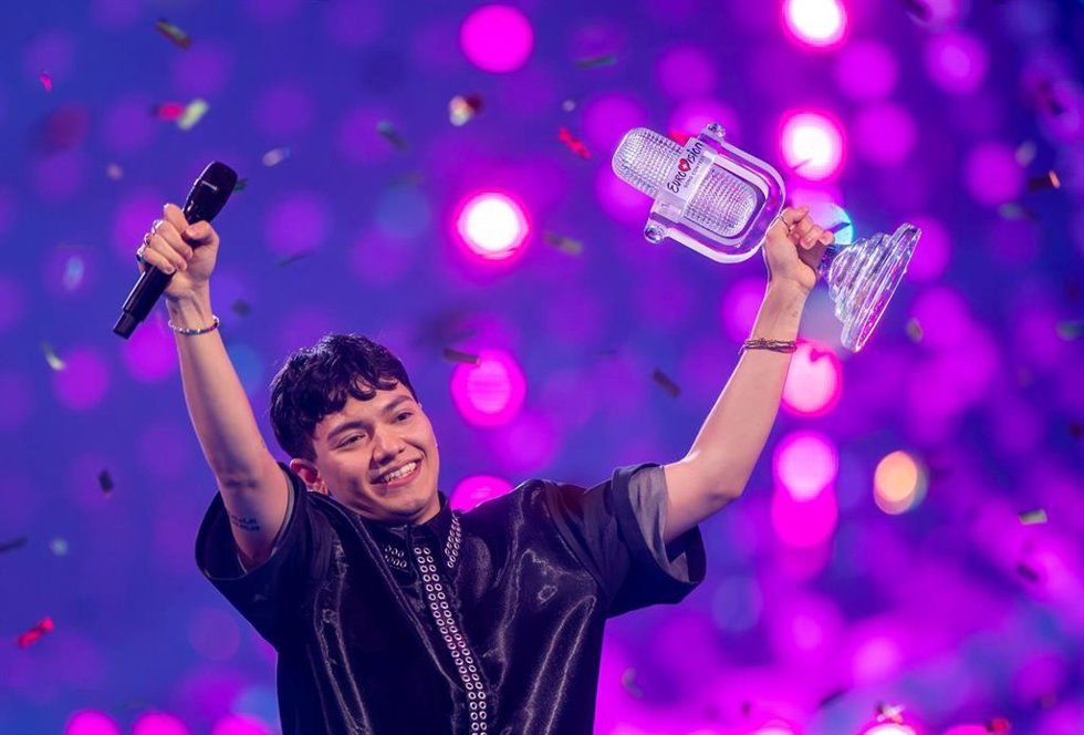 Archivo - 18 May 2025, Switzerland, Basel: JJ from Austria, winner of the Eurovision Song Contest, celebrates holding the trophy during the grand final of the 69th Eurovision Song Contest (ESC 2025) at St. Jakobshalle. Photo: Jens Büttner/dpa