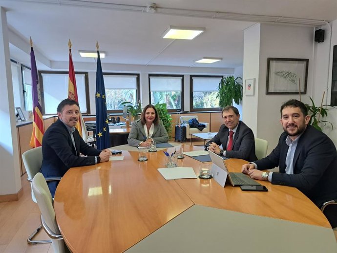 La consellera de Salud, Manuela García, en la reunión con el director general de Red.Es, Jesús Herrero Poza.