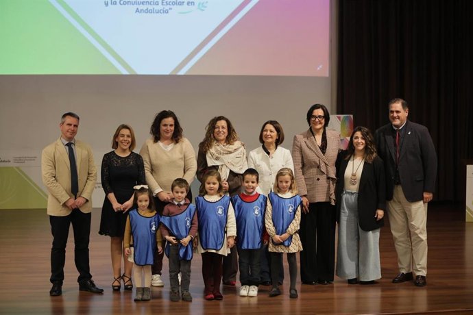 La consejera de Desarrollo Educativo y Formación Profesional, María del Carmen Castillo, ha presidido la entrega de los Premios Anuales a la Promoción de la Cultura de Paz y la Convivencia Escolar correspondientes a los cursos 2021/22 y 2022/23