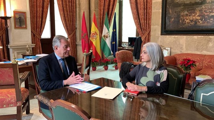 El alcalde de Sevilla, José Luis Sanz, y la presidenta del Colegio de Administradores de Fincas de Sevilla, Mariló García