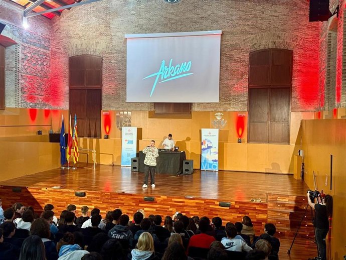 Estudiants de Secundària de la ciutat rapean amb Arkano contra les addiccions