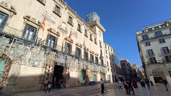 Imagen de la plaza del Ayuntamiento de Alicante el 15 de diciembre de 2025