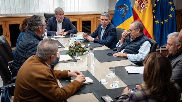 El presidente de Canarias, Fernando Clavijo, y el consejero regional de Agricultura, Ganadería y Pesca, Narvay Quintero, en la reunión sobre el POSEI