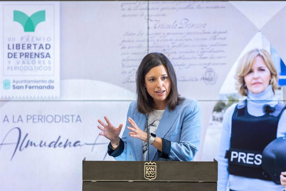 Archivo - La alcaldesa de San Fernando, Patricia Cavada, el pasado septiembre anunciando el VII Premio Libertad de Prensa y Valores Periodísticos a Almudena Ariza, corresponsal de RTVE. ARCHIVO.