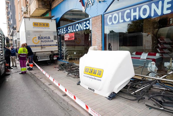 Imagen del accidente ocasionado por un camión que se ha salido de la vía cuando circulaba por carretera de Ronda, en Almería.