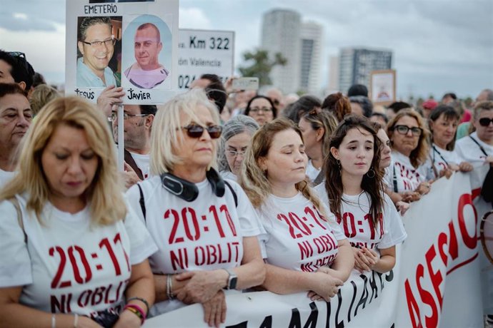 Archivo - Decenas de personas durante una manifestación para pedir la dimisión de Mazón por la gestión de la dana, a 28 de octubre de 2025