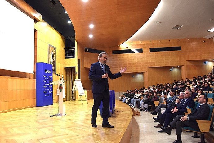 El coordinador del Grado de Marketing de la Universidad CEU Fernando III, Enrique Carvajal, ha presentado una formación del CEU en inteligencia artificial (IA) dirigida a toda su comunidad educativa.