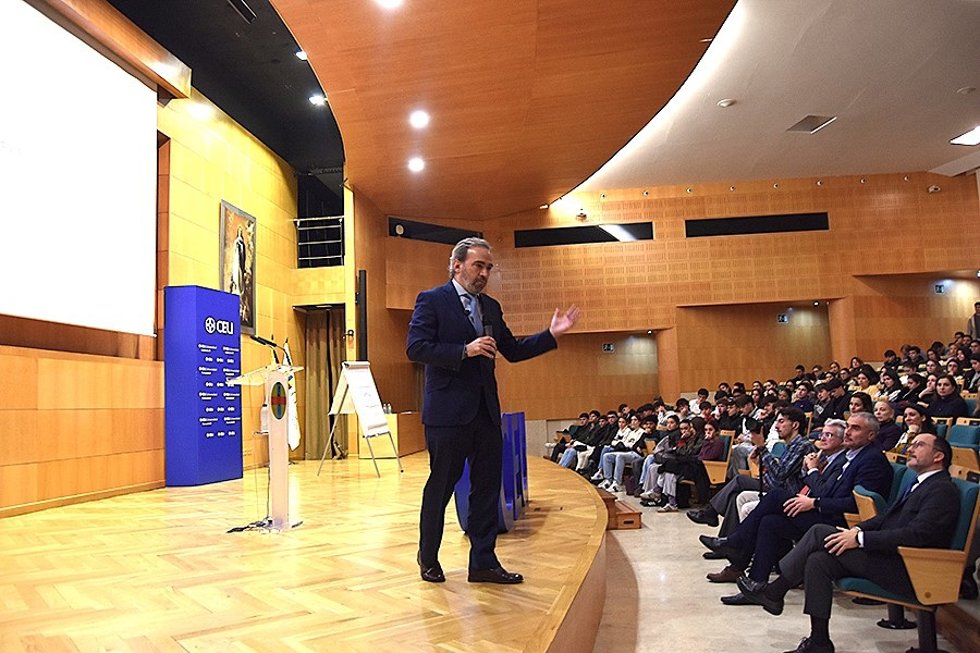 El coordinador del Grado de Marketing de la Universidad CEU Fernando III, Enrique Carvajal, ha presentado una formación del CEU en inteligencia artificial (IA) dirigida a toda su comunidad educativa.
