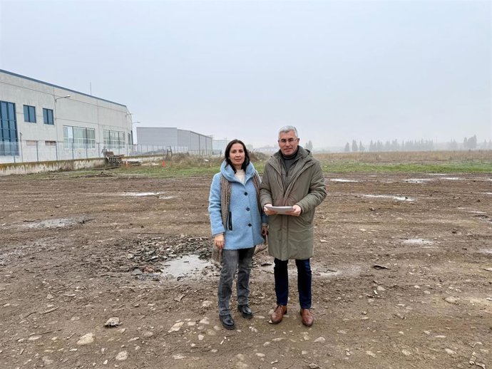El diputado regional, José Ángel Lacalzada, y la portavoz del Grupo Municipal Socialista, Beatriz Salas, en una zona industrial de Santo Domingo de la Calzada