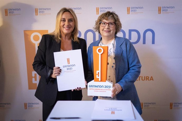 Archivo - Desde la izquierda en la imagen la alcaldesa de Granada, Marifrán Carazo, y la tesorera de Agrafim, Rocío Rodríguez García