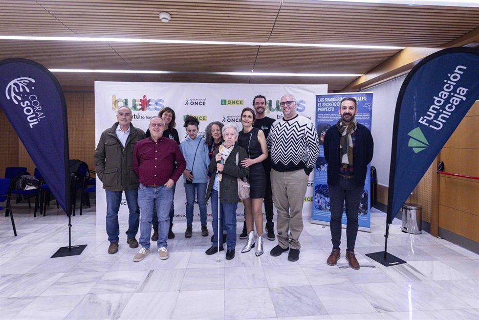 El responsable de Fundación Unicaja en Cádiz, Javier Vela, junto a los responsables de educación ambiental de Coral Soul, Elias Ruiz y Aimara Arroyave, en una de las jornadas en la sede de la Fundación ONCE de Cádiz del programa 'Descubriendo los corale