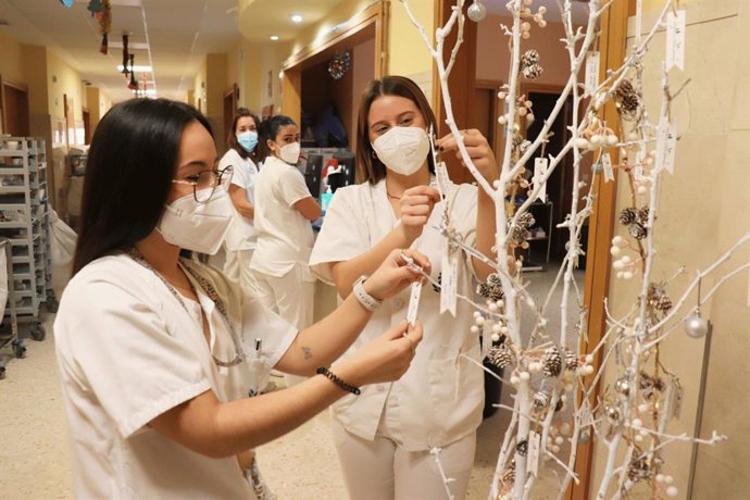 Profesionales del Hospital San Juan de Dios del Aljarafe decoran de Navidad los pasillos de una planta de hospitalización.