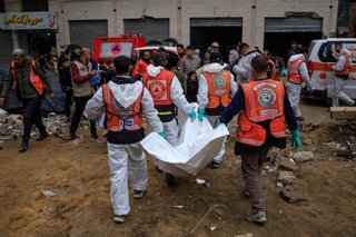 Equipos de Protección Civil empiezan a recuperar cadáveres de miembros de la familia Salem en edificio de un barrio de ciudad de Gaza bombardeado por Israel en diciembre de 2023 (archivo)