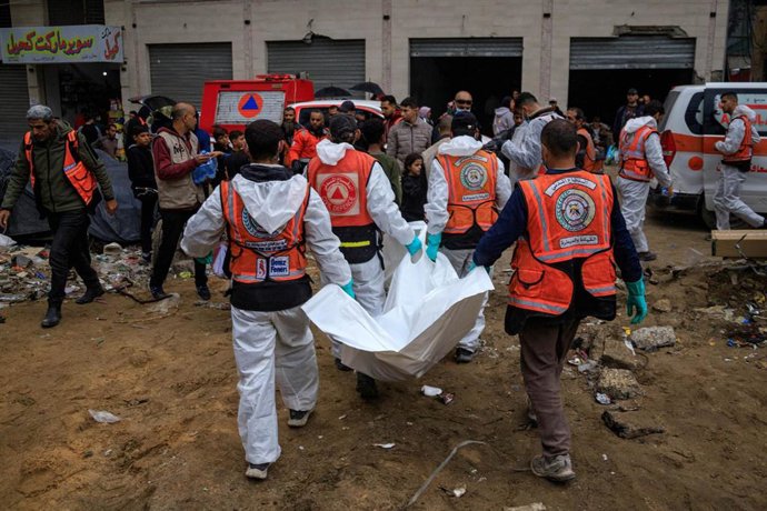 Equipos de Protección Civil empiezan a recuperar cadáveres de miembros de la familia Salem en edificio de un barrio de ciudad de Gaza bombardeado por Israel en diciembre de 2023 (archivo)