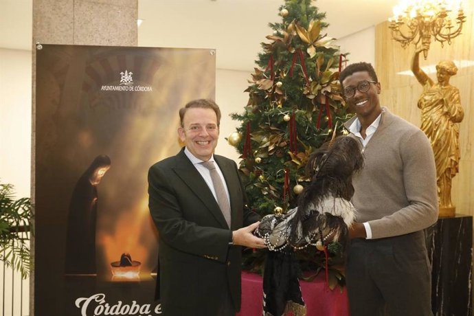 El abogado Souliman Diallo será el encargado de encarnar al Rey Baltasar en la Cabalgata de Reyes Magos de 2026 en Córdoba. En la foto, acompañado del delegado de Fiestas y Tradiciones, Julián Urbano.