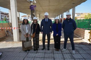 El delegado del Gobierno de Andalucía en Córdoba, Adolfo Molina (centro), en su visita a Fuentes Palmera.